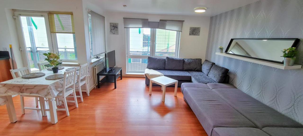 Апартаменты Modern Spacious 3 Bedroom Centre - Free Parking - Private Balcony - Excellent Service